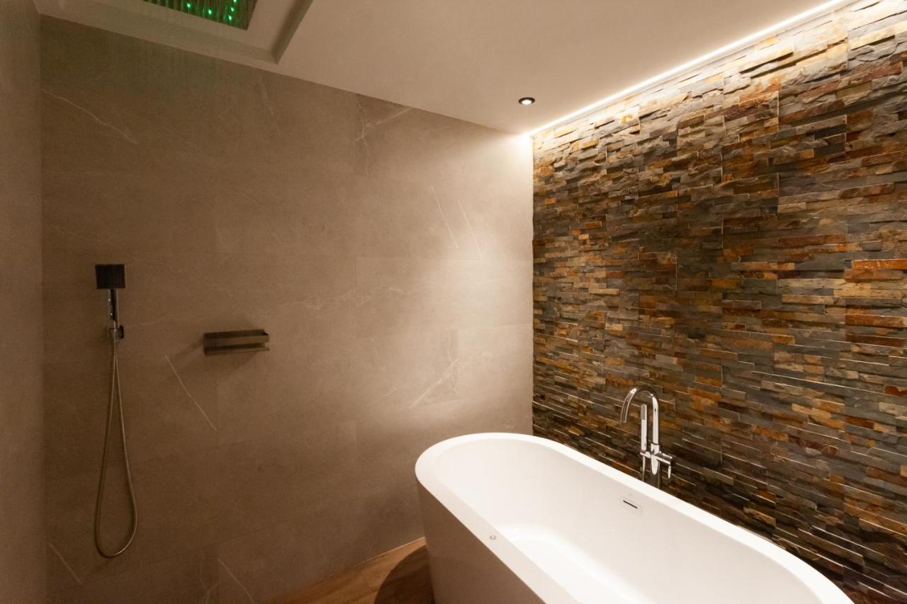 King Suite Spa Bath